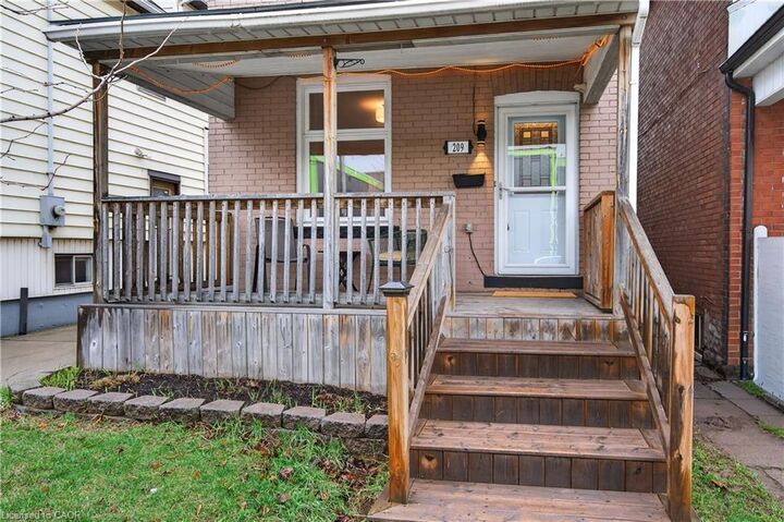 Property Photo:  209 Glendale Avenue N  ON L8L 7K2 