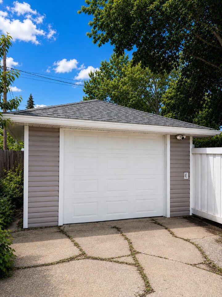 Property Photo:  10124 110 Avenue  AB T8V 1S6 