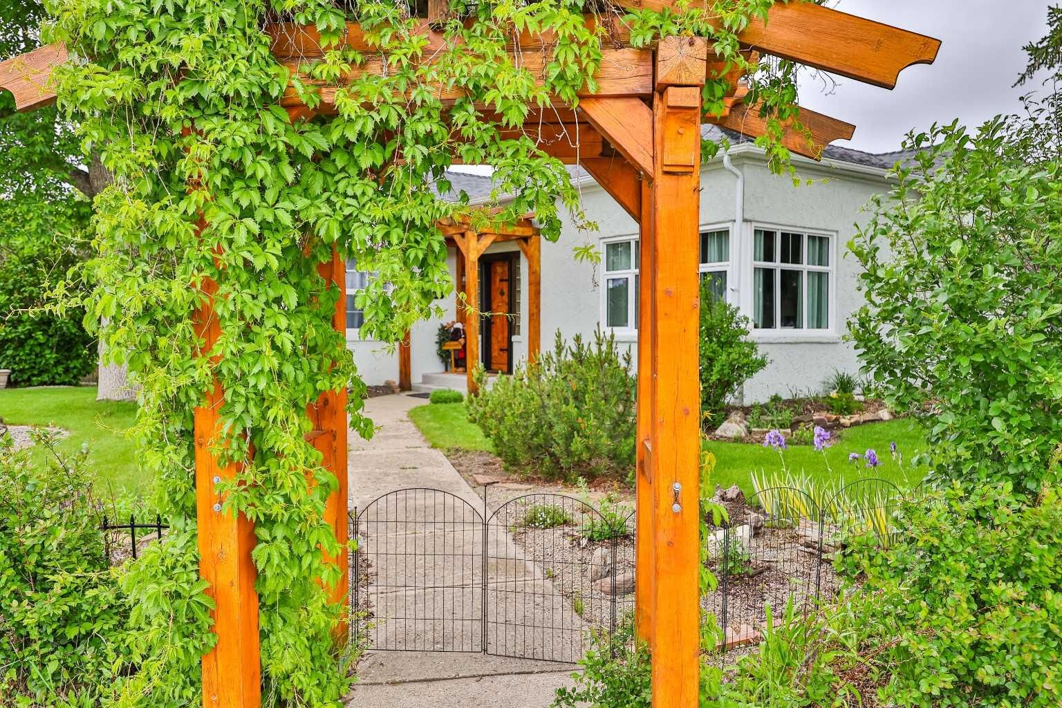 Property Photo: 405 3 Avenue W AB T0K 0K0