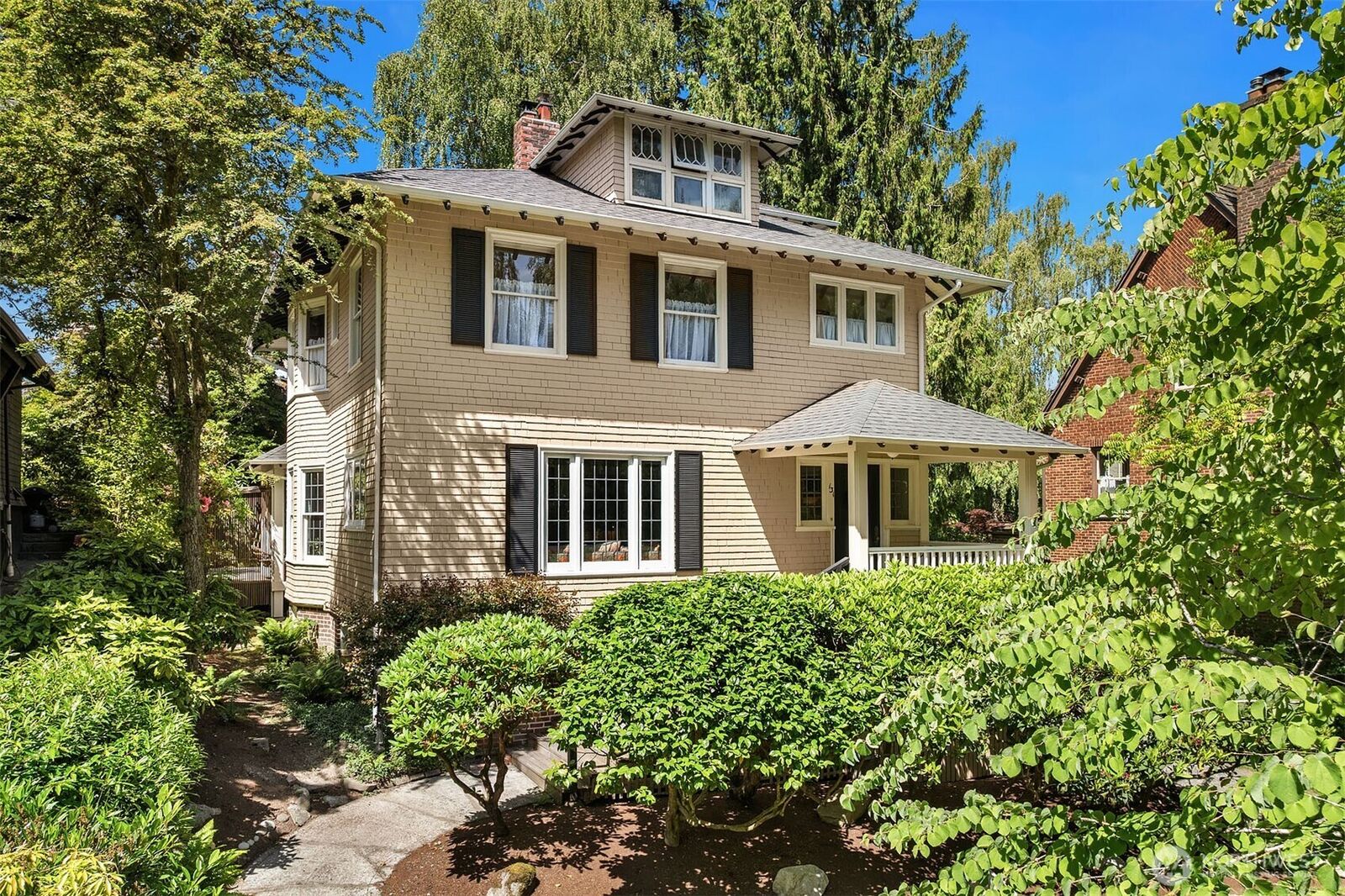 Property Photo: 131 Madrona Place E WA 98112