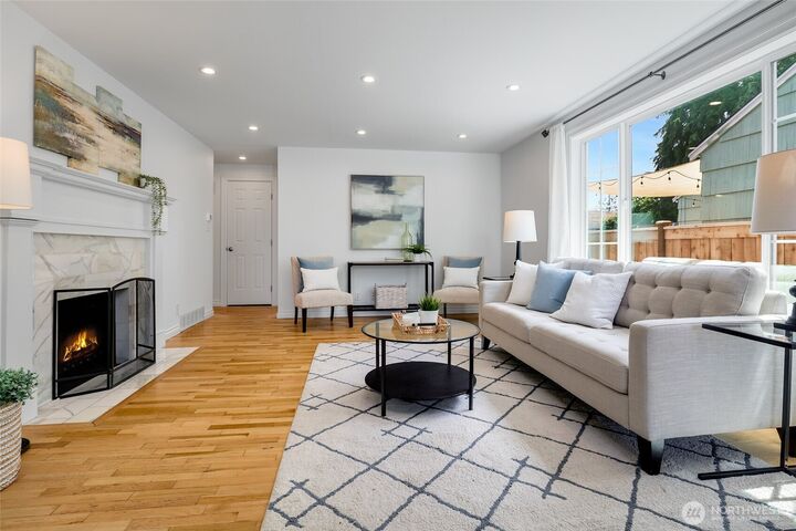 Property Photo:  11516  Meridian Avenue N  WA 98133 