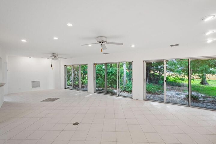 Property Photo: 4704 Queen Palm Lane FL 33319