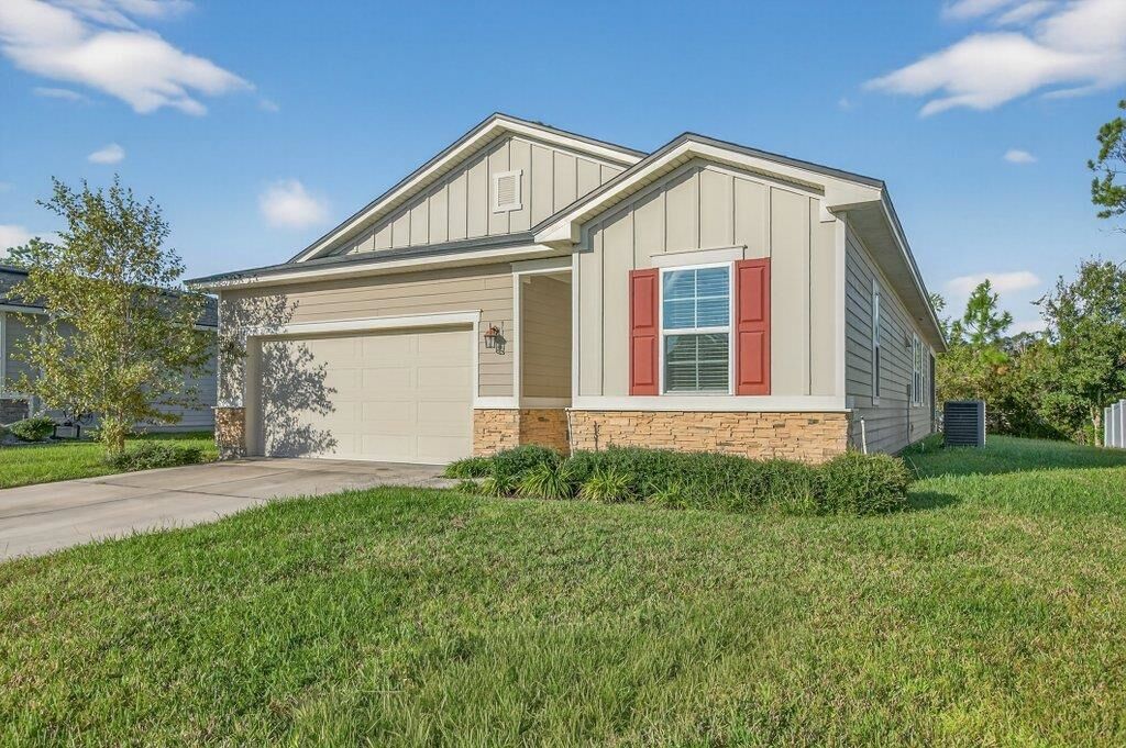 Property Photo: 212 Meadow Crossing Dr FL 32086