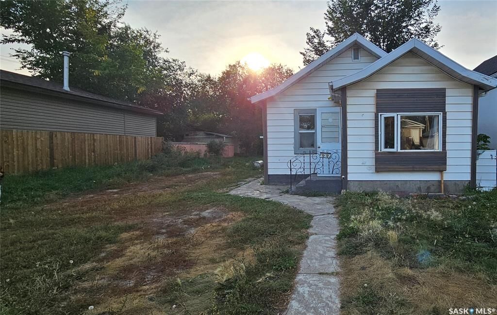 Property Photo: 127 M Avenue S SK S7M 2K1