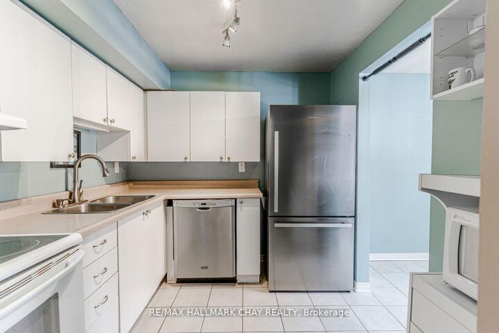Property Photo:  22 Meadow Lane 8  ON L4N 7K2 