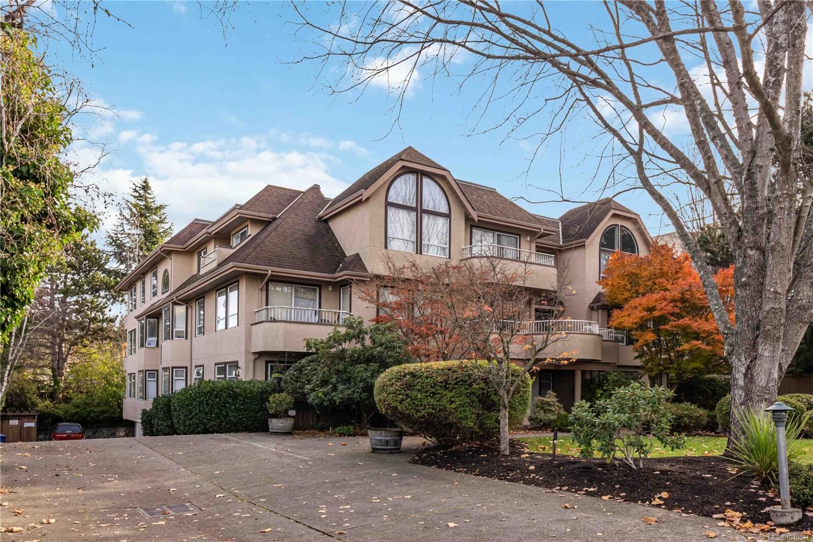Property Photo: 3263 Alder St #104 BC V8X 1P3