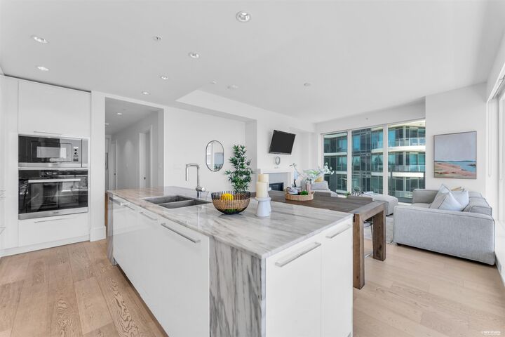 Property Photo: 1500 Martin Street 1106 BC V4B 0C2