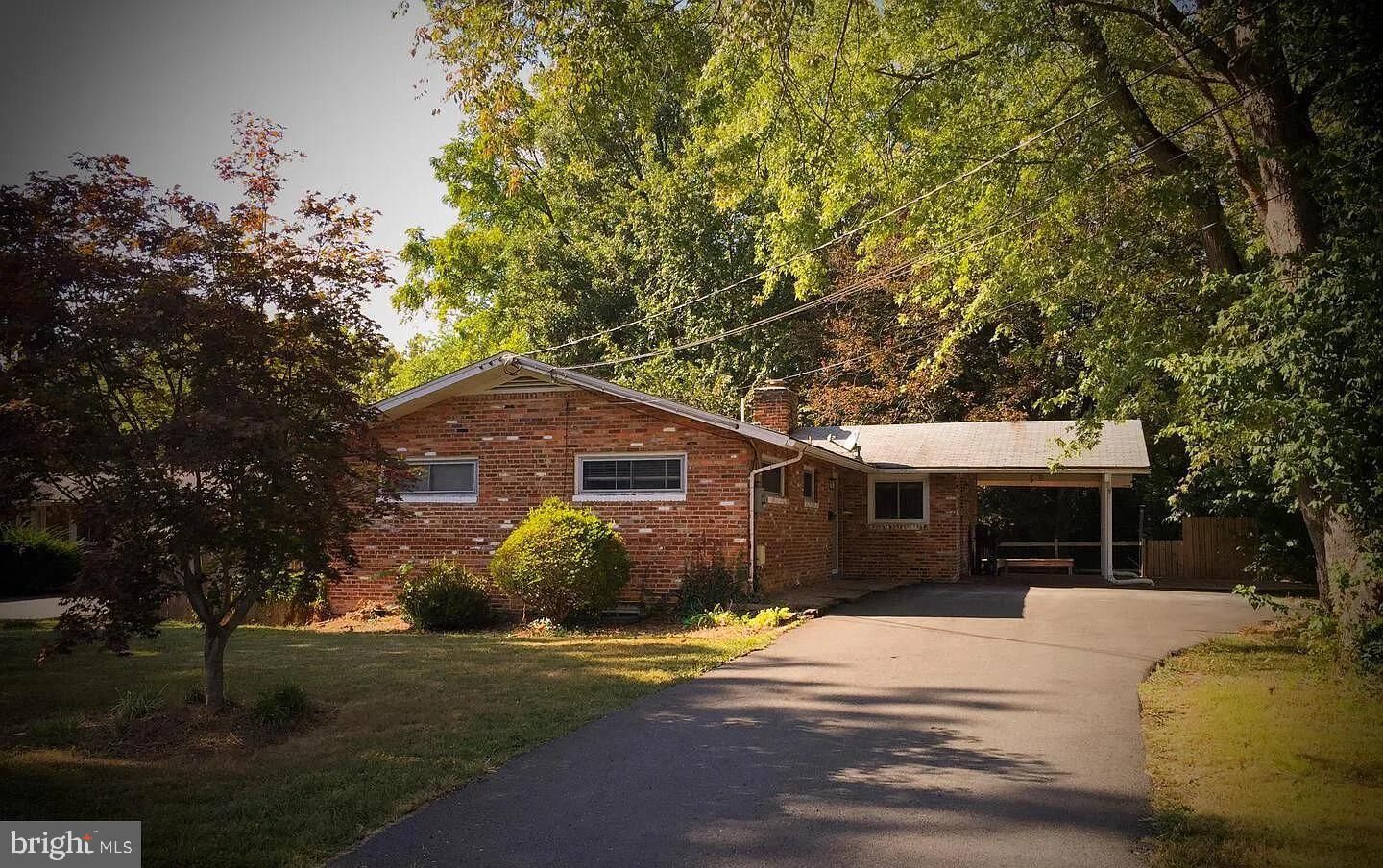Property Photo: 9920 Pinehurst Avenue VA 22030