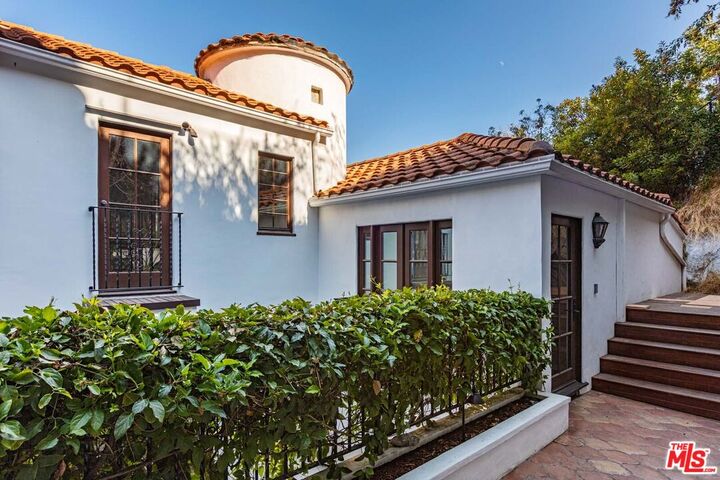 Property Photo: 1467 N Kings Rd CA 90069