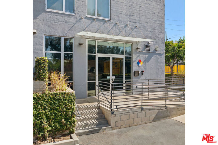 Property Photo:  825 E 4th St  CA 90013 