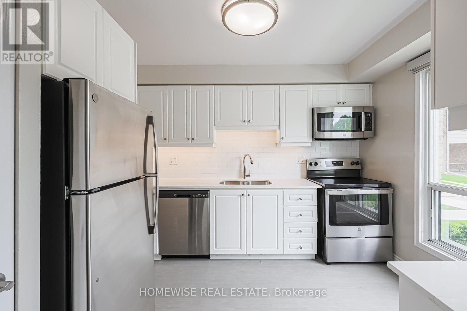 Property Photo:  560 Waverly Street North 25  ON L1J 5Y4 
