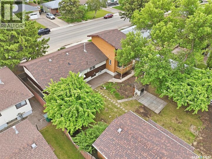 Property Photo:  2406 Clarence Avenue S  SK S7J 1M1 