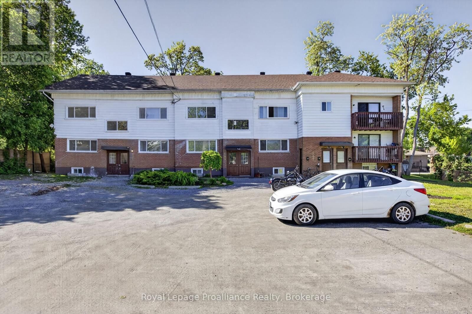 Property Photo: 171 Hazlitt Street 5 ON K9H 1L8