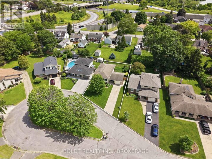 Property Photo: 18 Linhaven Court ON L2N 6V3