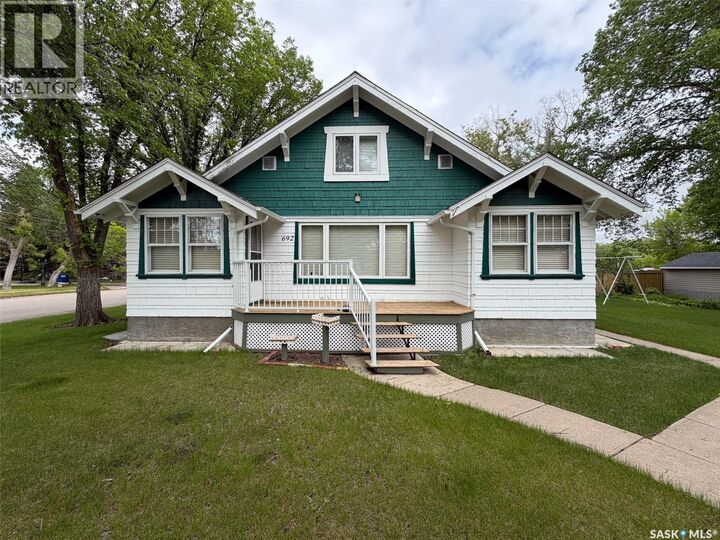 Property Photo:  692 2nd Street E  SK S0N 2M0 