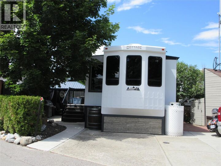 Property Photo: 415 Commonwealth Road 835 BC V4V 1P4