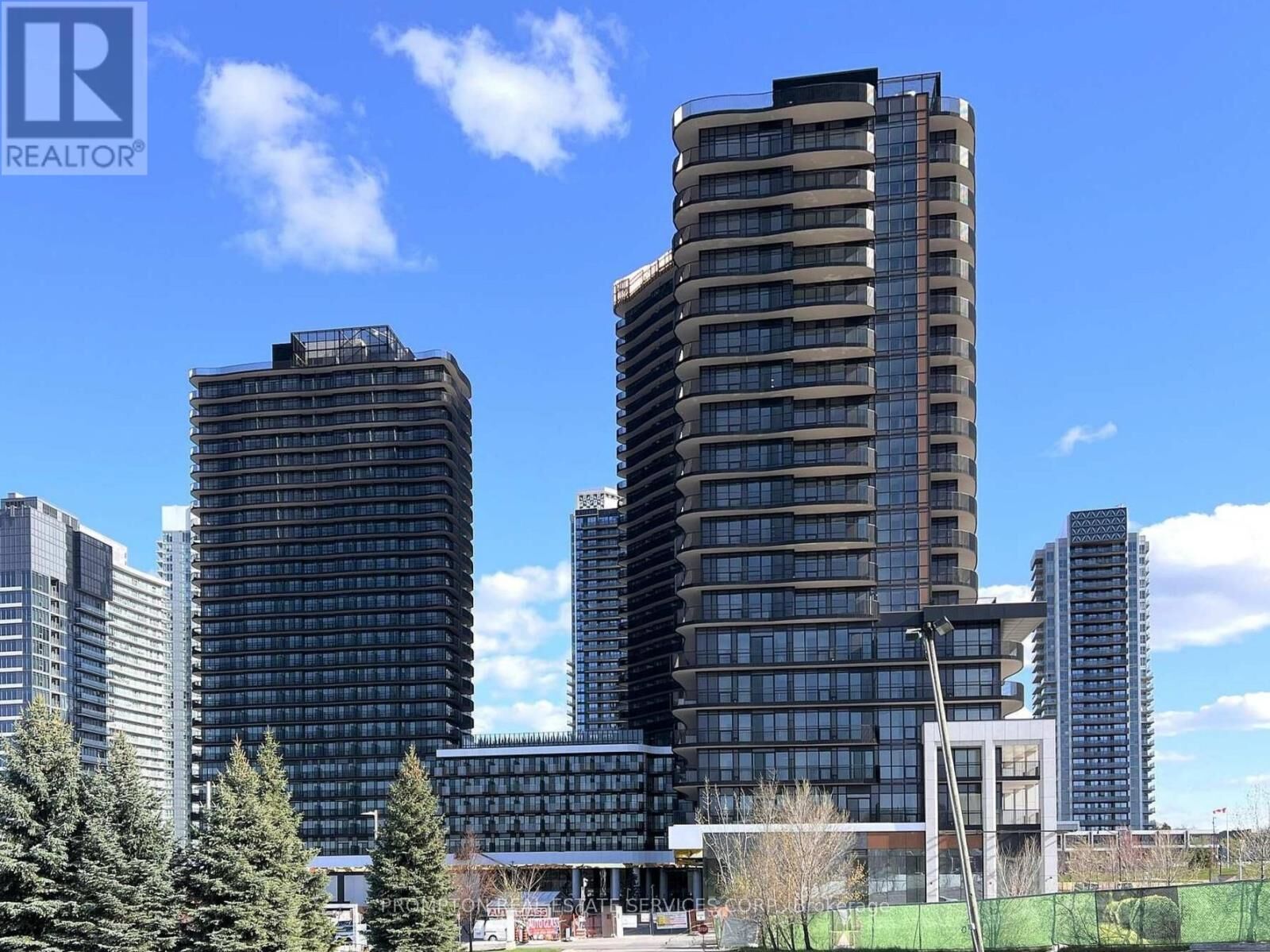 Property Photo: 18 Esther Shiner Boulevard 3006 ON M2K 0J7