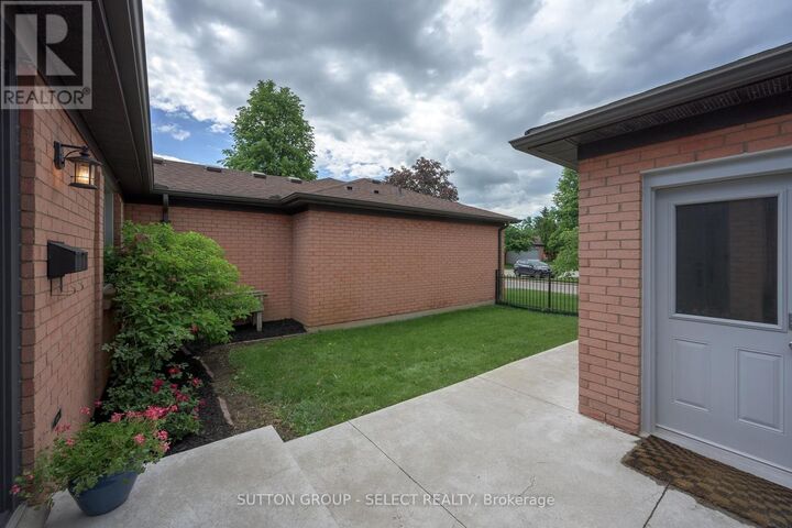Property Photo:  65 Fiddlers Green Road 24  ON N6H 4V5 