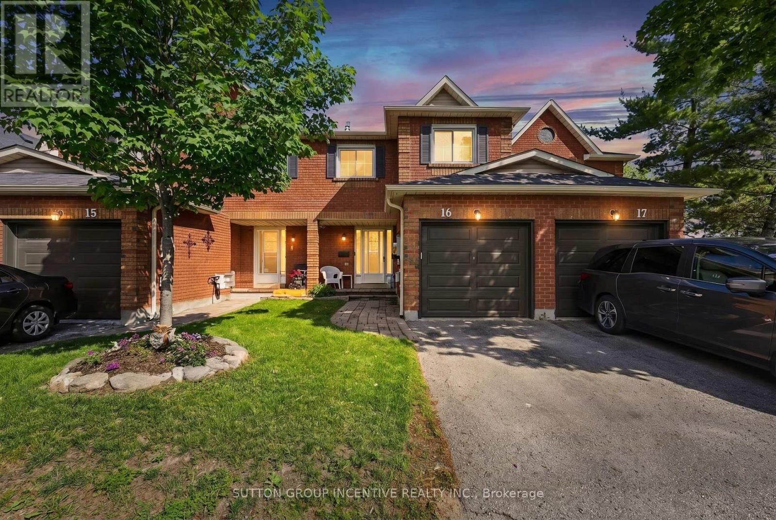 Property Photo:  165 Kozlov Street 16  ON L4N 7M7 