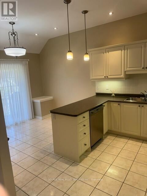 Property Photo:  19 Leland Lane East  ON L4A 0M3 