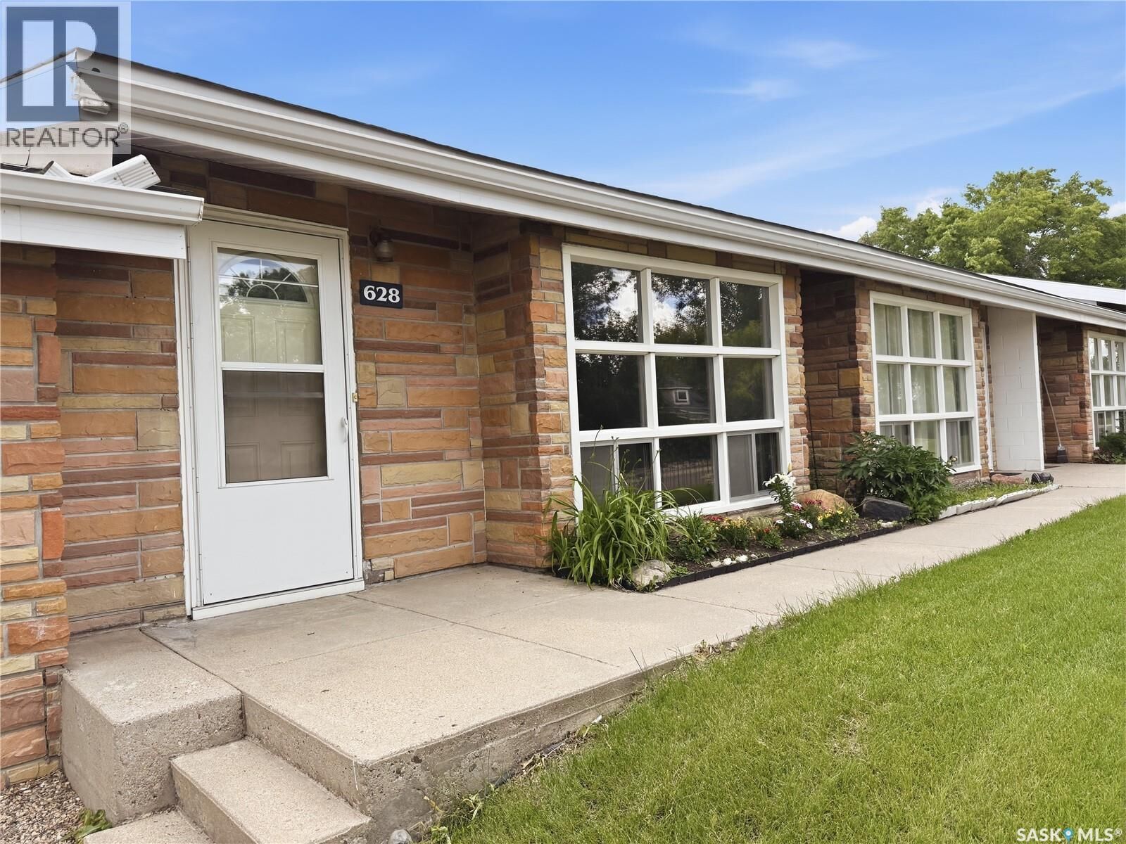 Property Photo:  18 628 1st Avenue NE  SK S9H 2B9 