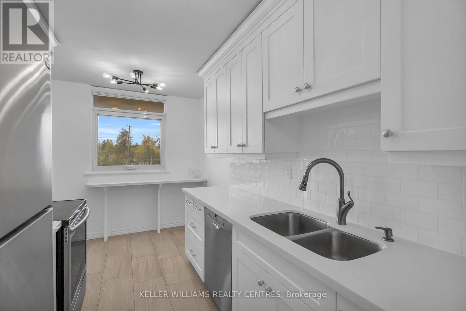 Property Photo: 7811 Yonge Street 407 ON L3T 4S3