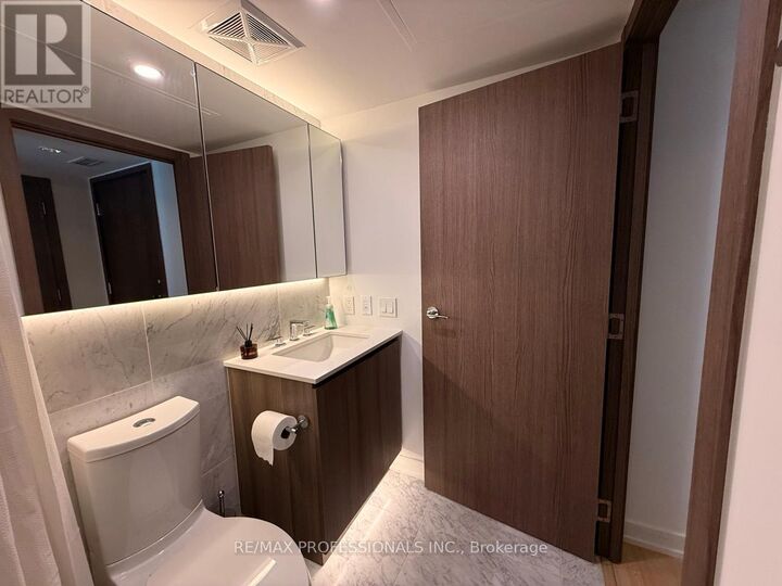 Property Photo: 19 Bathurst Street 1708 ON M5V 0N1