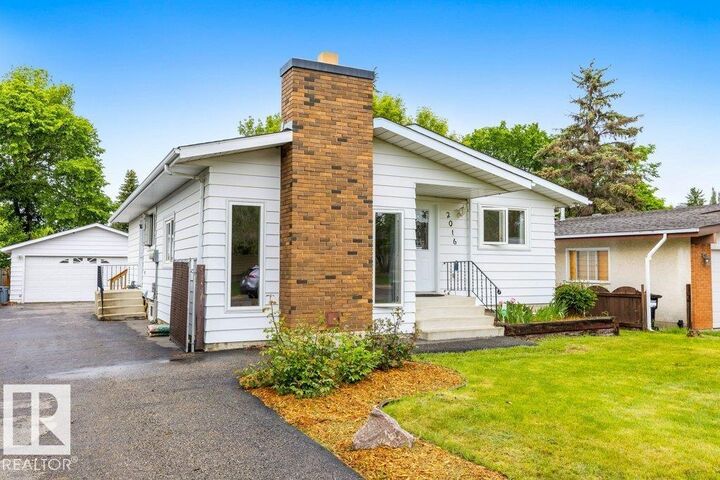 Property Photo:  2016 82 Street NW  AB T6K 1Z4 