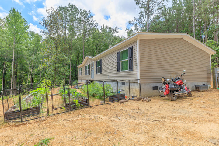 Property Photo: 200 Wallaceville Cemetery Road GA 30707