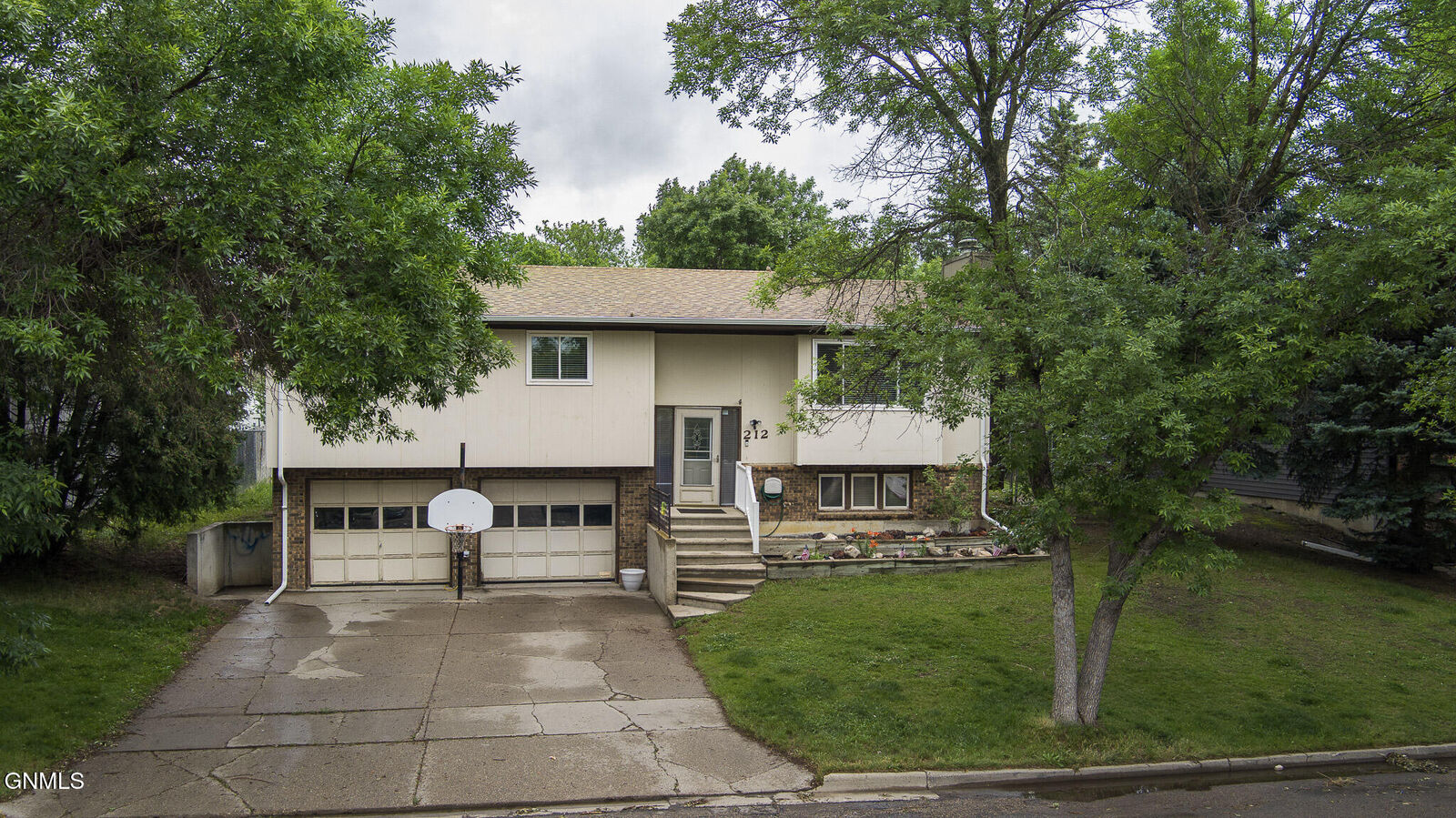 Property Photo:  212 10th Street NW  ND 58523 