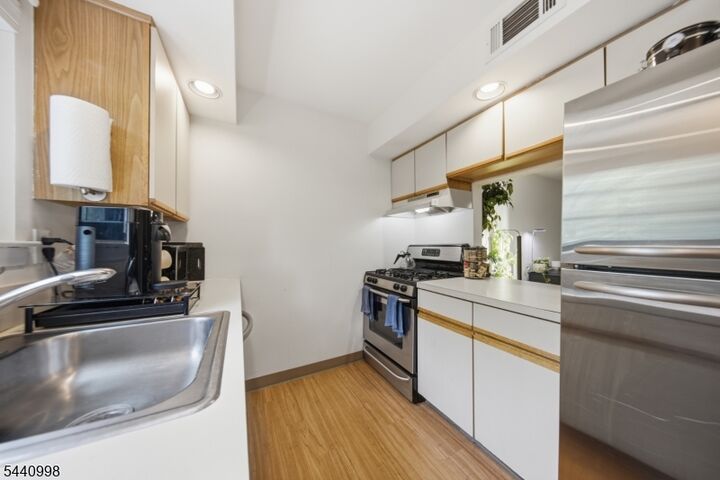 Property Photo:  609 Mark Twain Way  NJ 07430 