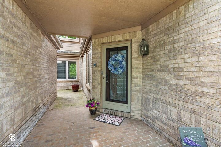 Property Photo:  26031 N Harbour Pointe Dr N Drive Unit #9  MI 48045-3298 