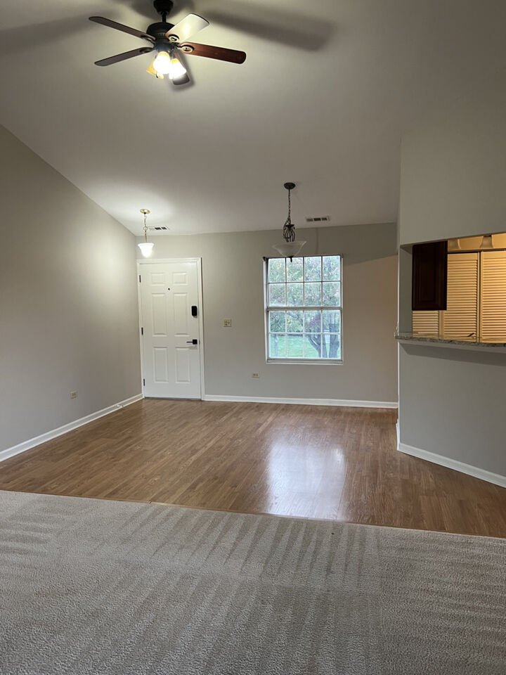 Property Photo: 385 Sandhurst Circle 4 IL 60137