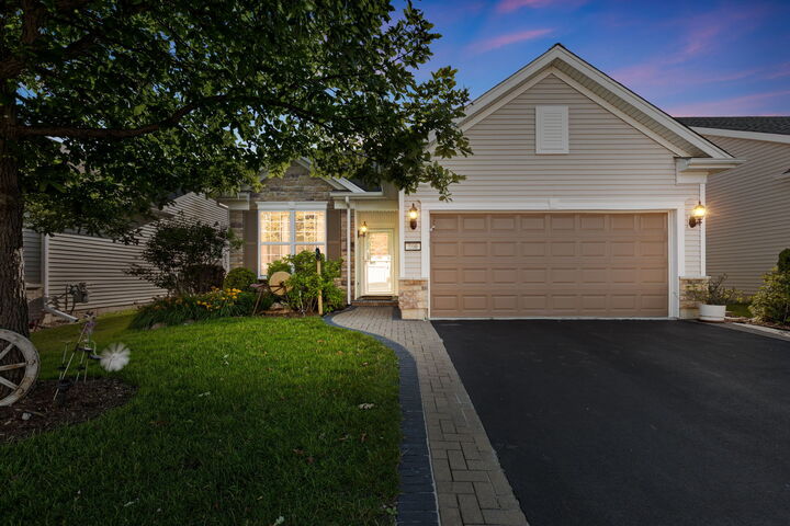 Property Photo:  860 Cascade Falls Drive  IL 60124 