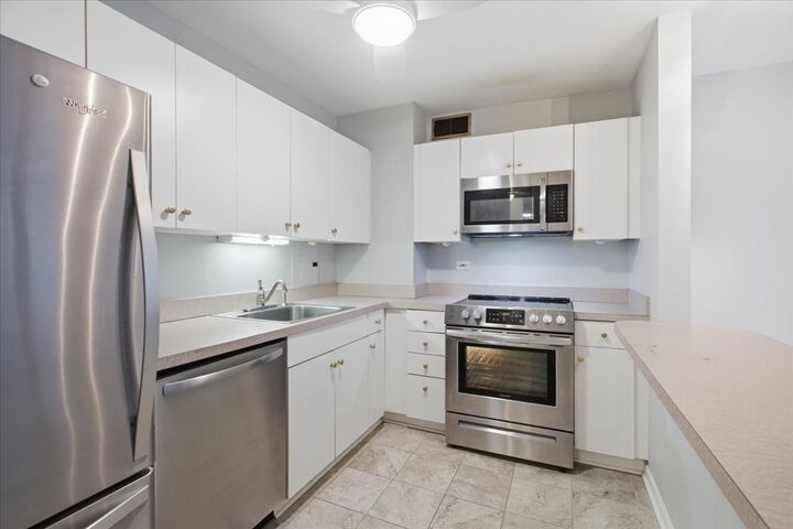 Property Photo:  33 E Cedar Street 5B  IL 60611 