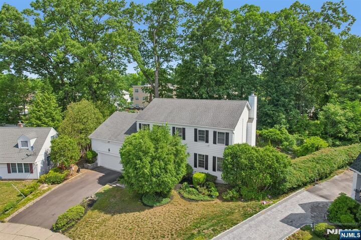 Property Photo:  62 Parkway  NJ 07662 