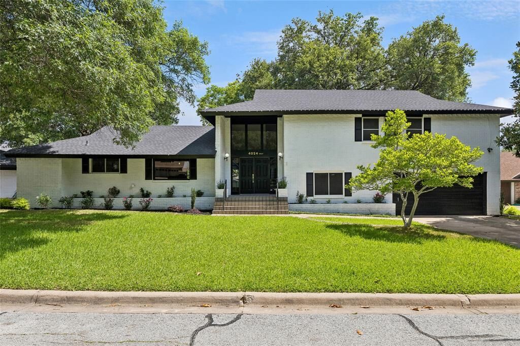 Property Photo: 4024 Diamond Loch W TX 76180