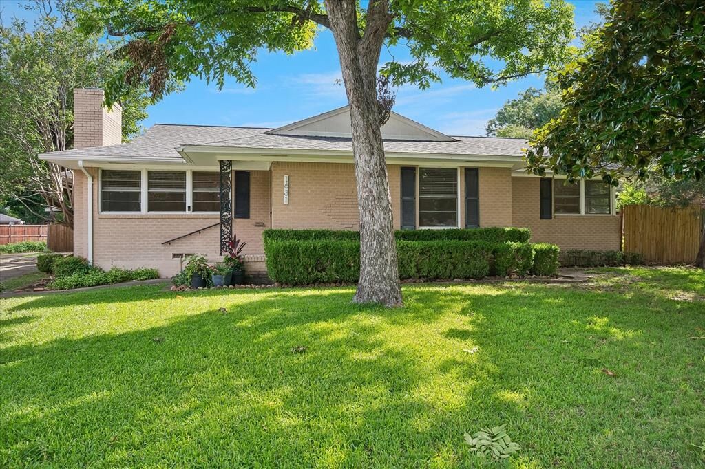 Property Photo: 1631 Macmanus Drive TX 75228
