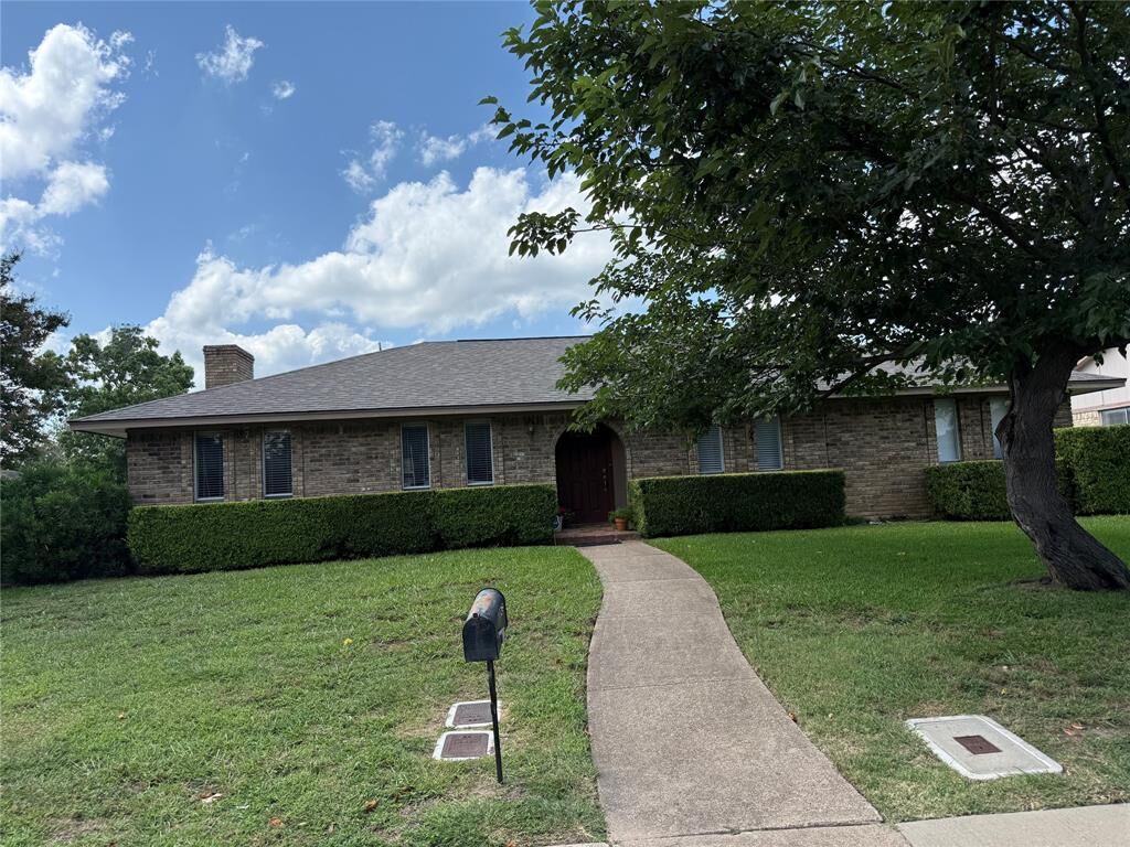 Property Photo: 215 Roma Drive TX 75116