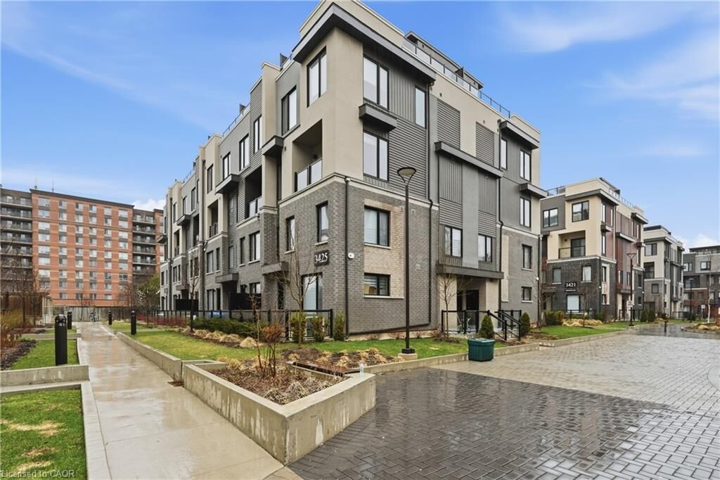 Property Photo:  3425 Ridgeway Drive 10  ON L5L 0B9 