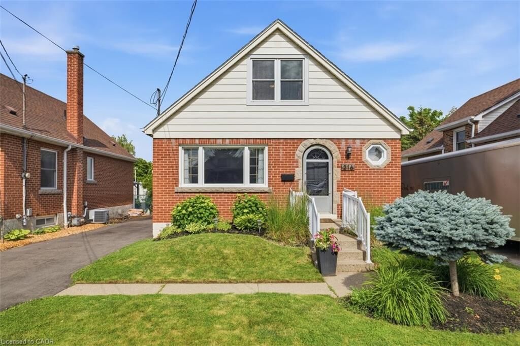 Property Photo:  216 Summerhill Avenue  ON L8K 3N7 