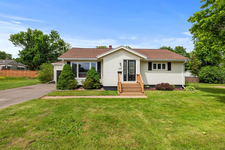 Property Photo:  215 Maple Avenue  PE C1N 2H1 