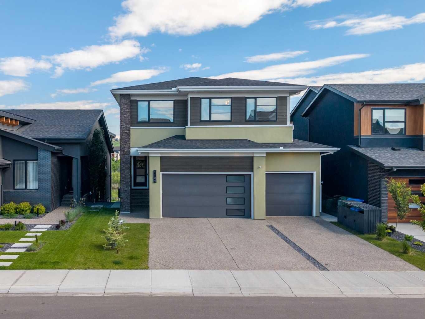 Property Photo:  1104 Cranbrook Gardens SE  AB T3M 3L3 