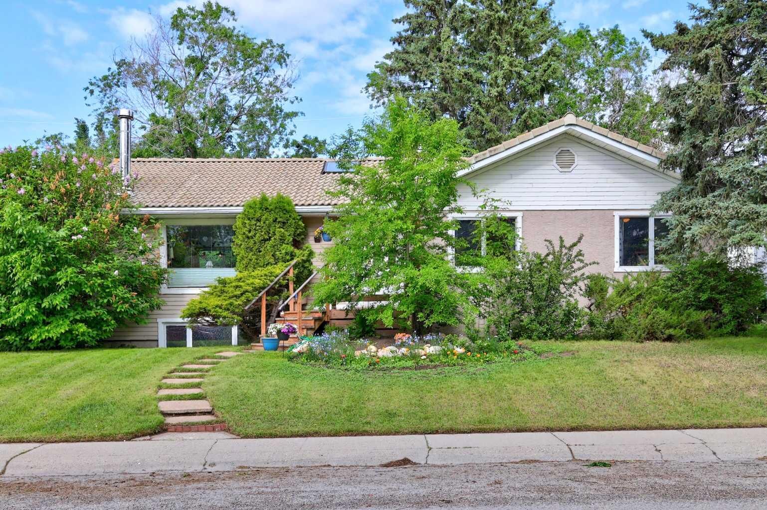 Property Photo:  4911 43 Street SW  AB T3E 3R2 
