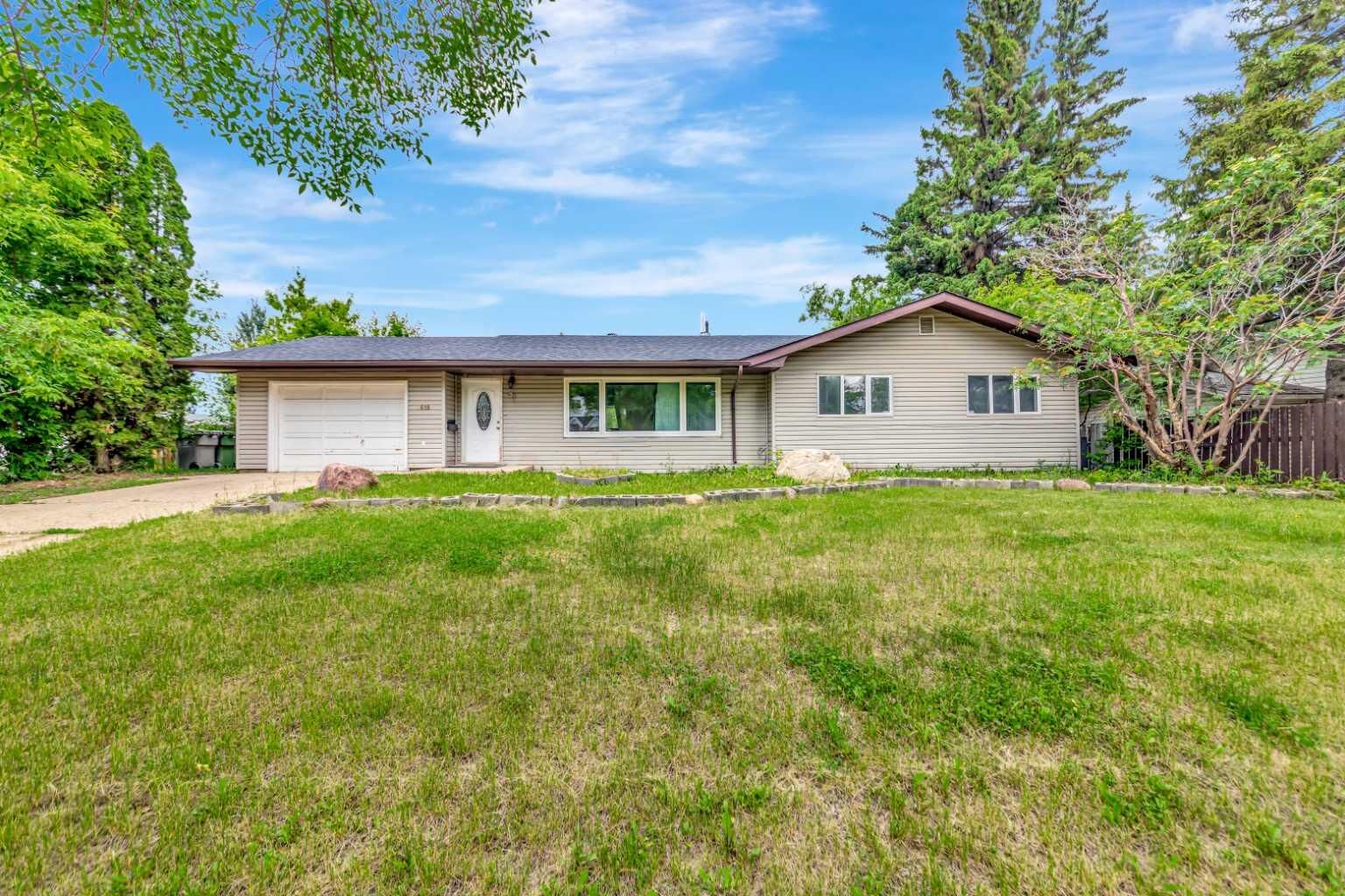 Property Photo: 4616 45 Street SK S9V 0H5