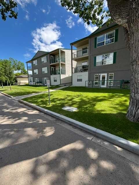 Property Photo: 105 7 Avenue SE 302 AB T1V 1V8