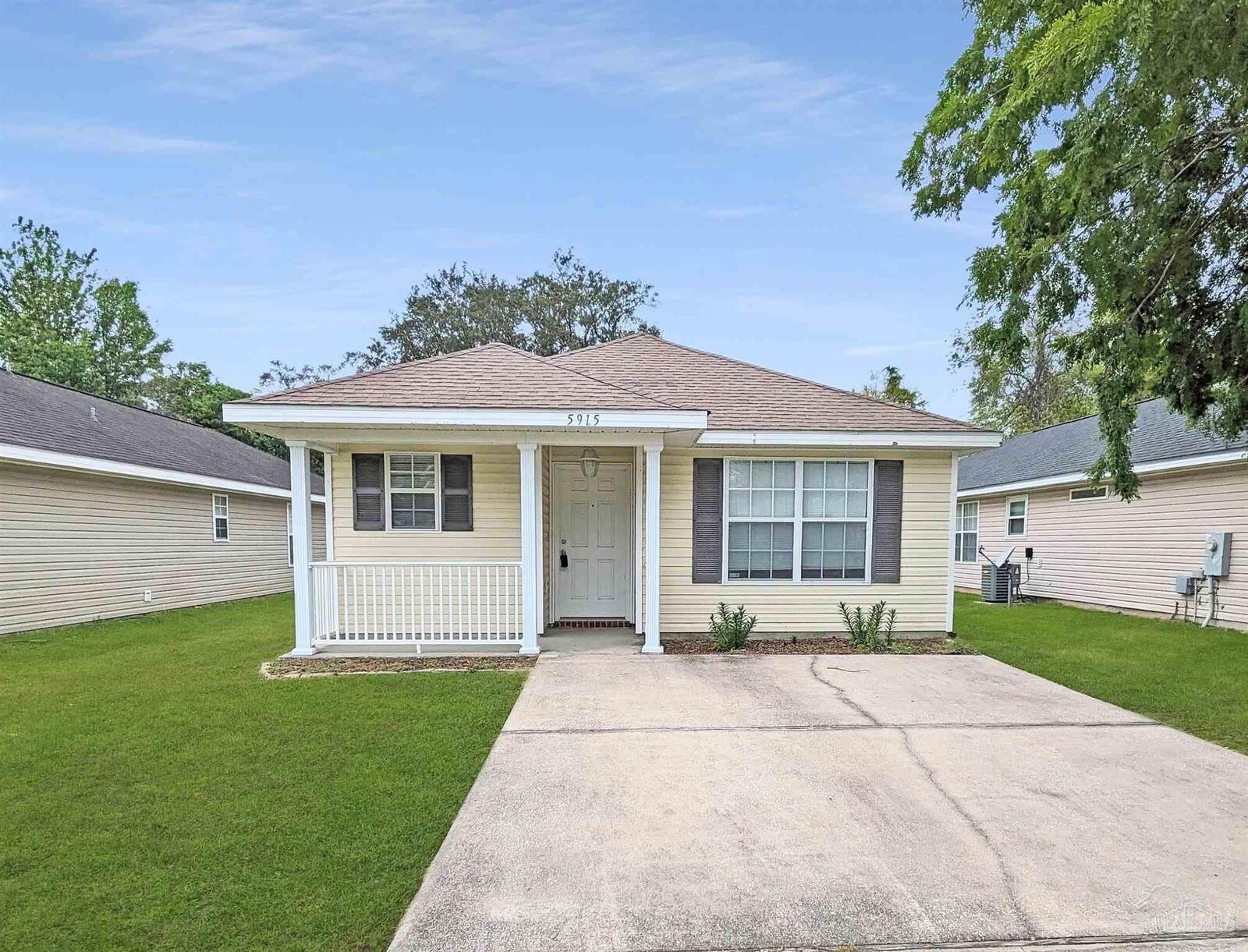 Property Photo: 5915 Bilek Dr FL 32526