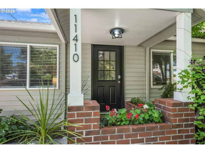Property Photo: 11410 SW 47th Ave OR 97219