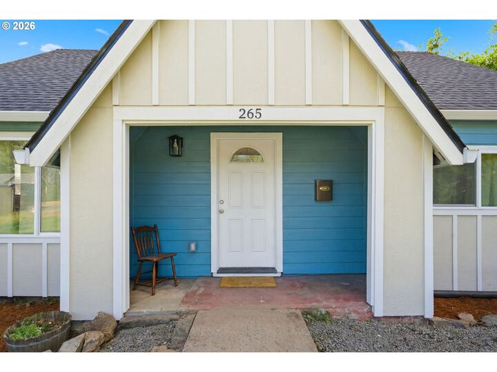 Property Photo: 265 N 2nd St OR 97051