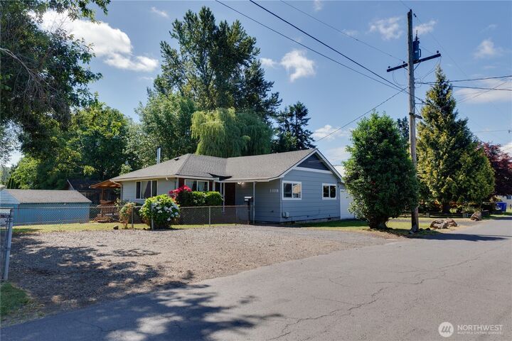 Property Photo:  1108 S 8th Avenue  WA 98626 